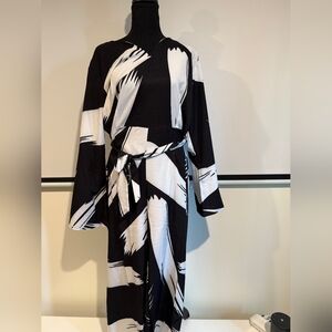 Black and White Abstract Kimono Robe